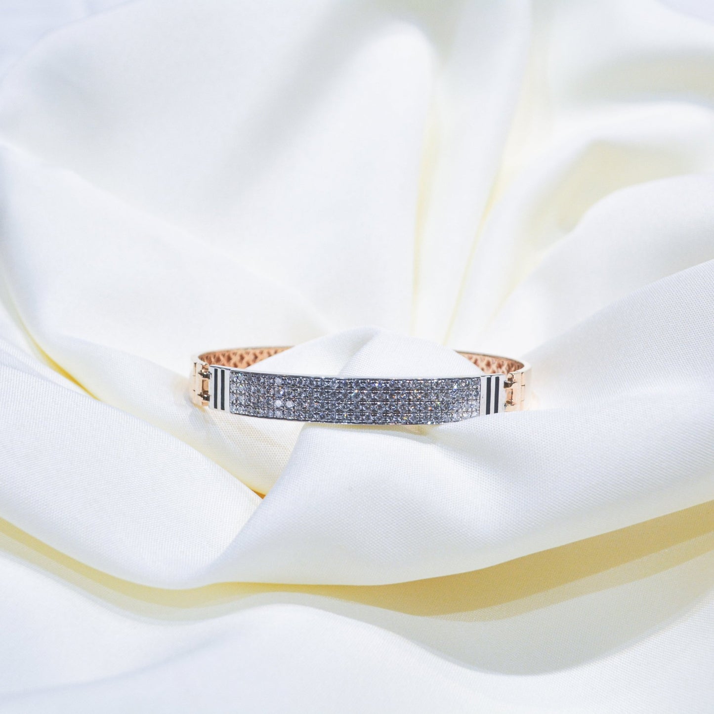 Martin diamond bracelet in 18K gold with 1.891 ct round diamonds and black ceramic accent - Zivar.in