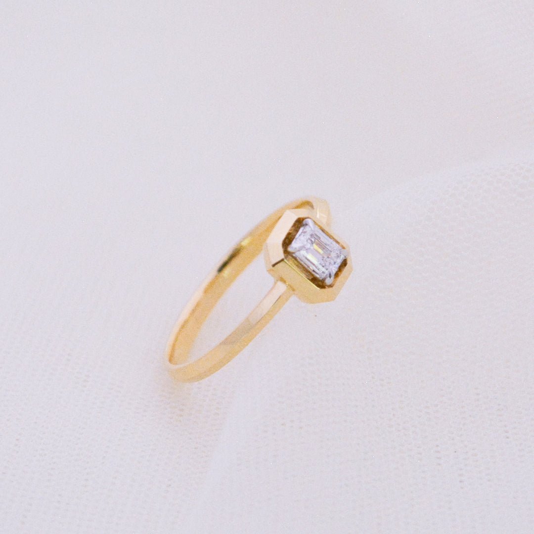 Emerald Diamond Solitaire Ring - zivar.in